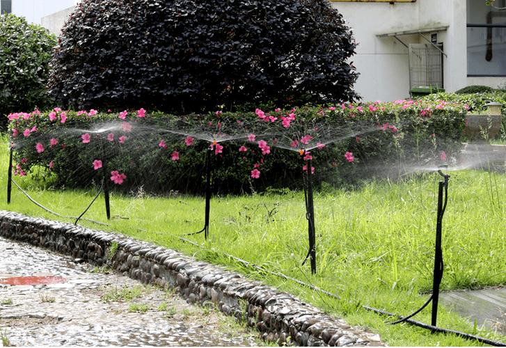 采用喷灌,滴灌,微灌等节水灌溉方式,使用再生水,雨水等非常规水资源